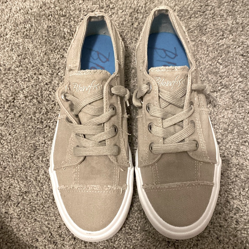 NWT Blowfish taupe/grey sneakers